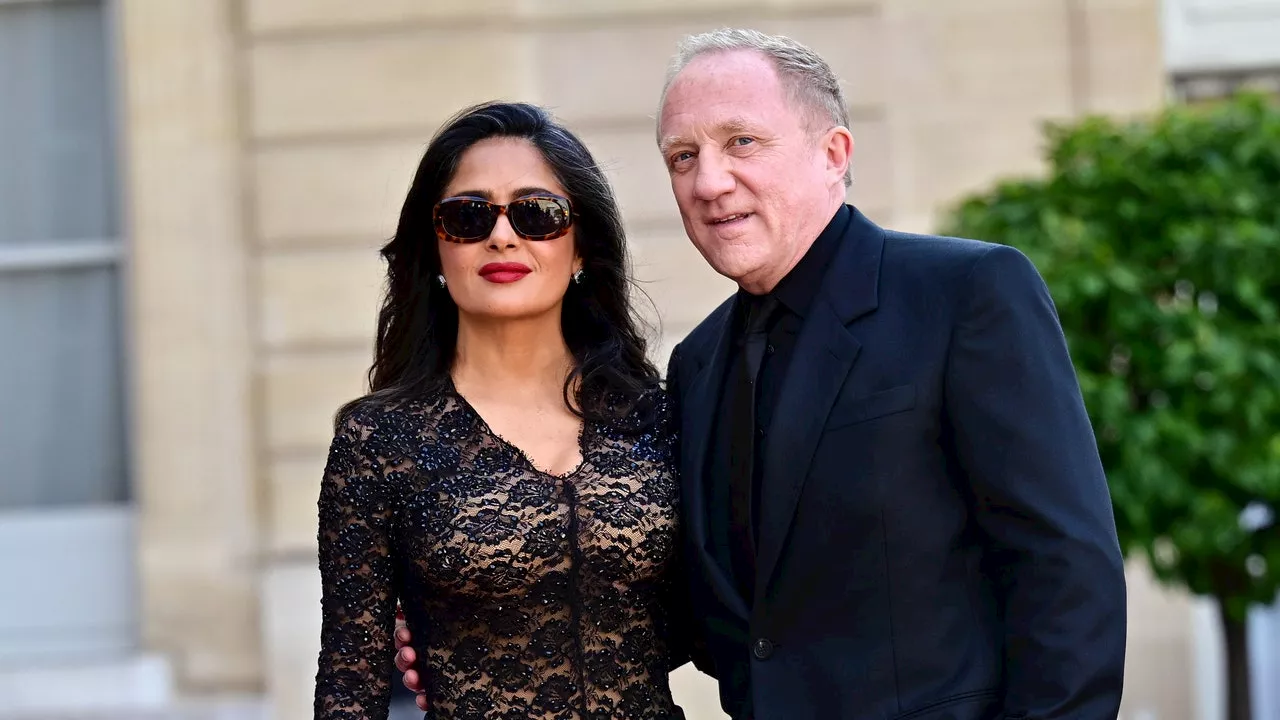 Salma Hayek combina su seductor vestido de encaje con labios rojos en París