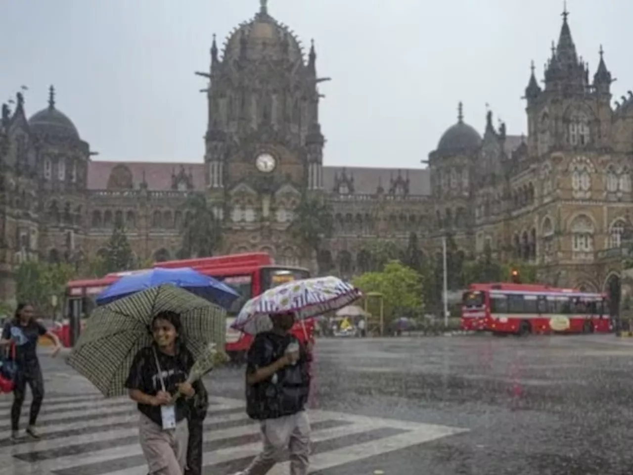 Mumbai Rain: मुंबईत हलक्या सरी तर उपनगरांमध्ये रात्रभर मुसळधार! मध्य रेल्वे सुरळीत