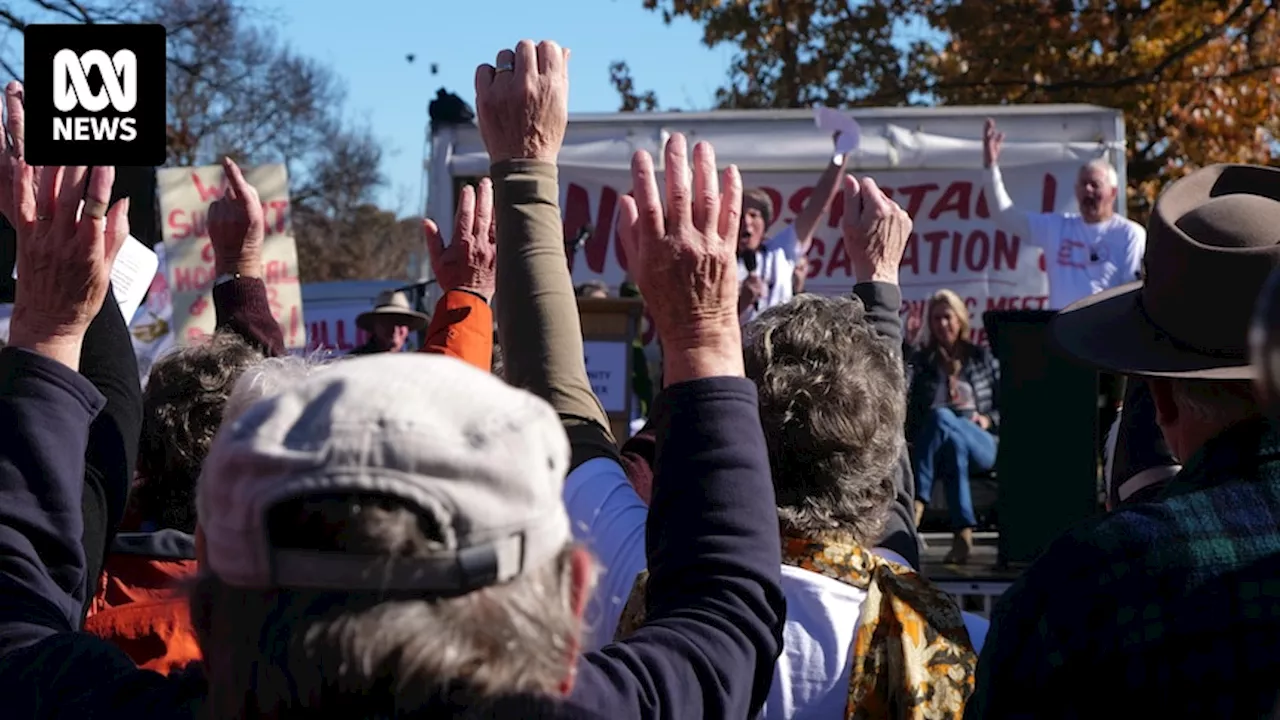 Potential hospital mergers, funding cuts draw fiery north-east Victorian communities out to rally