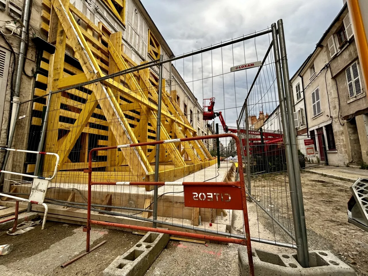 Immeubles en péril rue de Bourgogne à Orléans : les travaux de démolition commencent