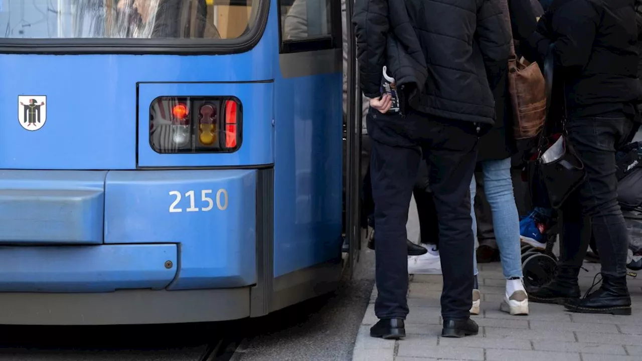 Autofahrerin wird bei Unfall mit Straßenbahn in München schwer verletzt