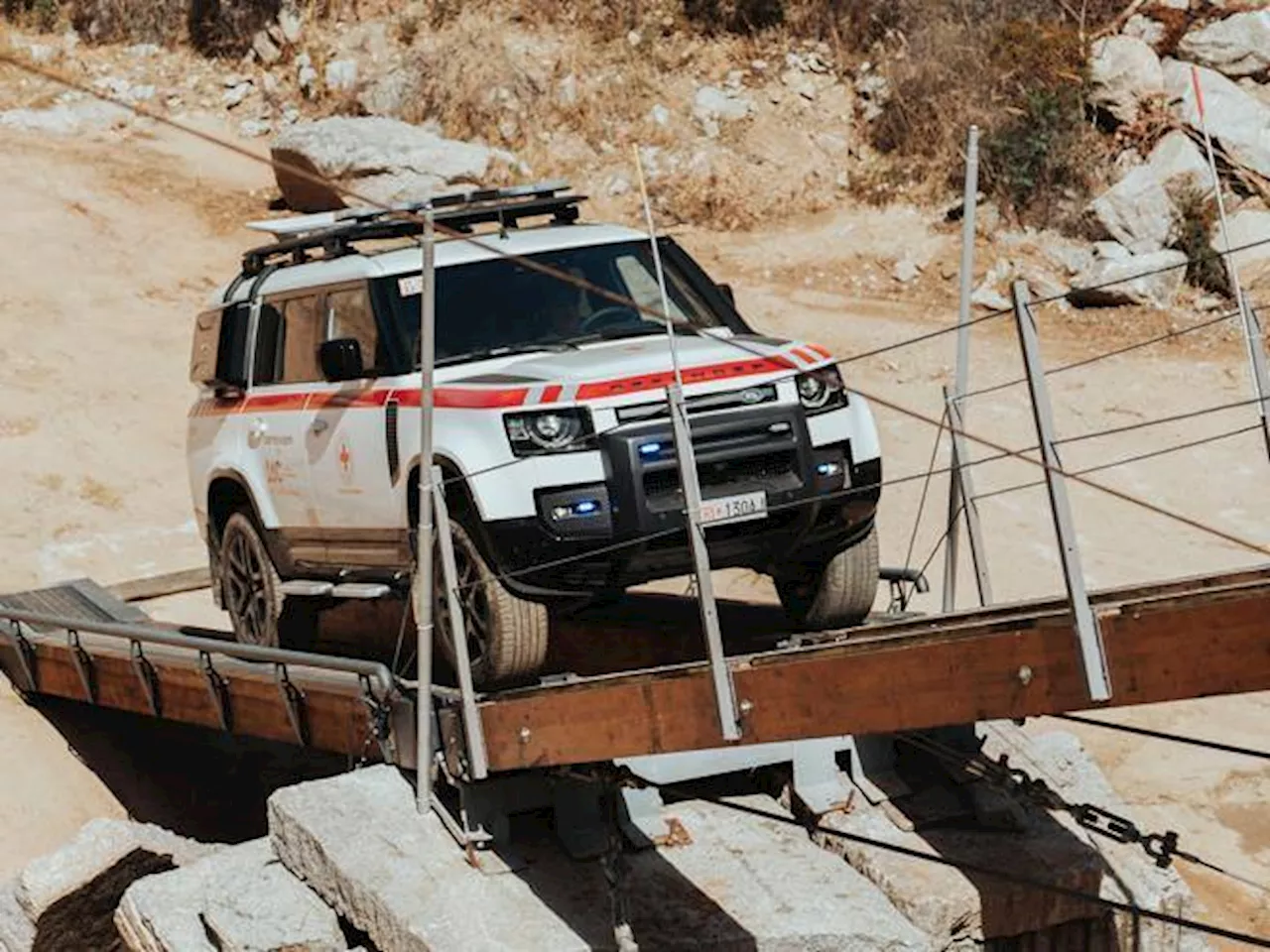 Tutti i segreti della Land Rover Defender della Croce Rossa: è inarrestabile