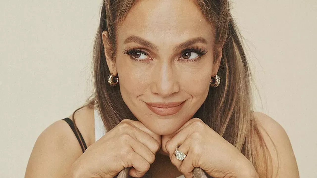 Jennifer Lopez flashes wedding rings while looking youthful