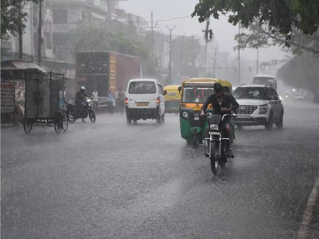 कानपुर में 80 MM. बारिश, जूही पुल डूबा: सुबह से मूसलाधार बारिश, सड़कें जलमग्न हुईं, गोविंद नगर मार्केट में ...