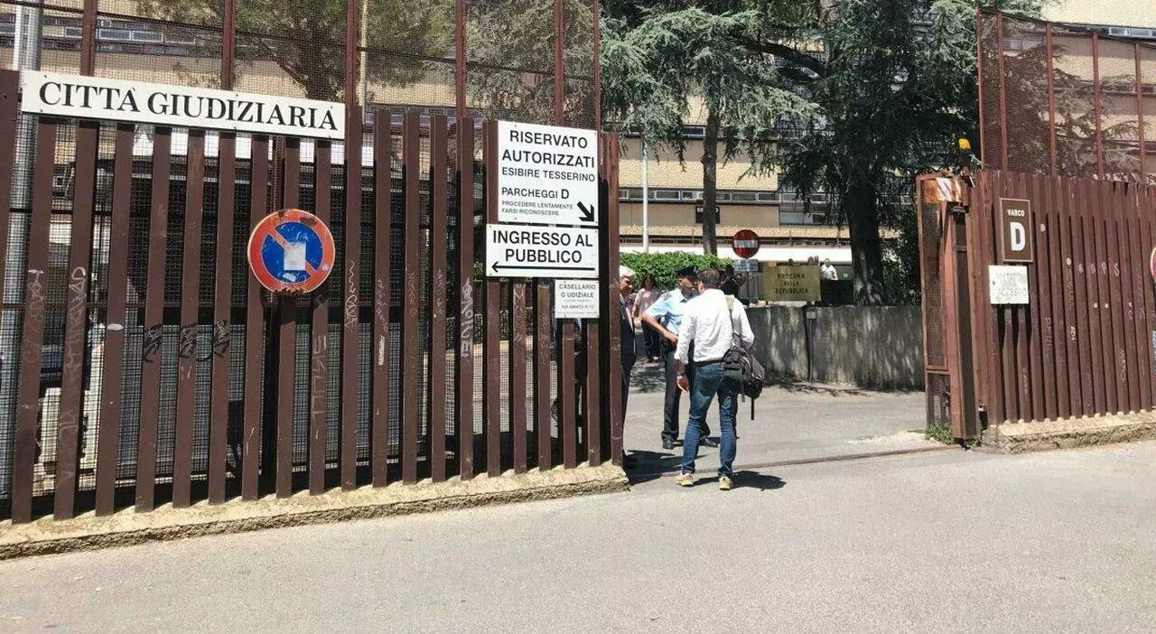 Roma, molestava le alunne 11enni della scuola cattolica durante le interrogazioni: chiesto il giudizio per il