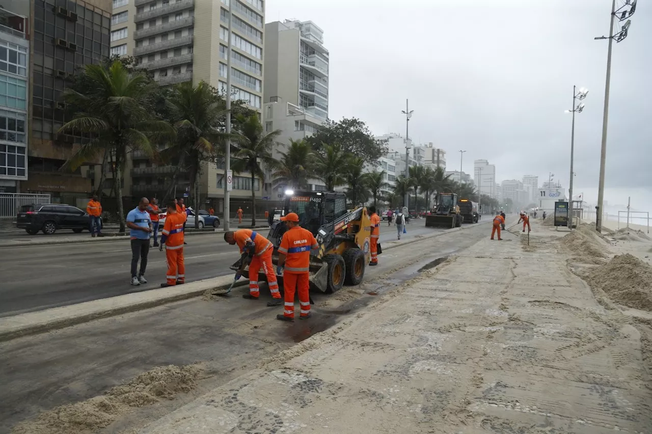 Com ressaca, mar chega às pistas da Avenida Delfim Moreira, no Leblon; semana no Rio começa com frio e chuva fraca