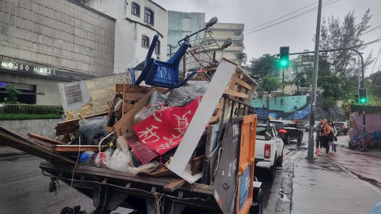 Prefeitura desmobiliza acampamento montado embaixo da ciclovia Tim Maia e retira 450 quilos de lixo