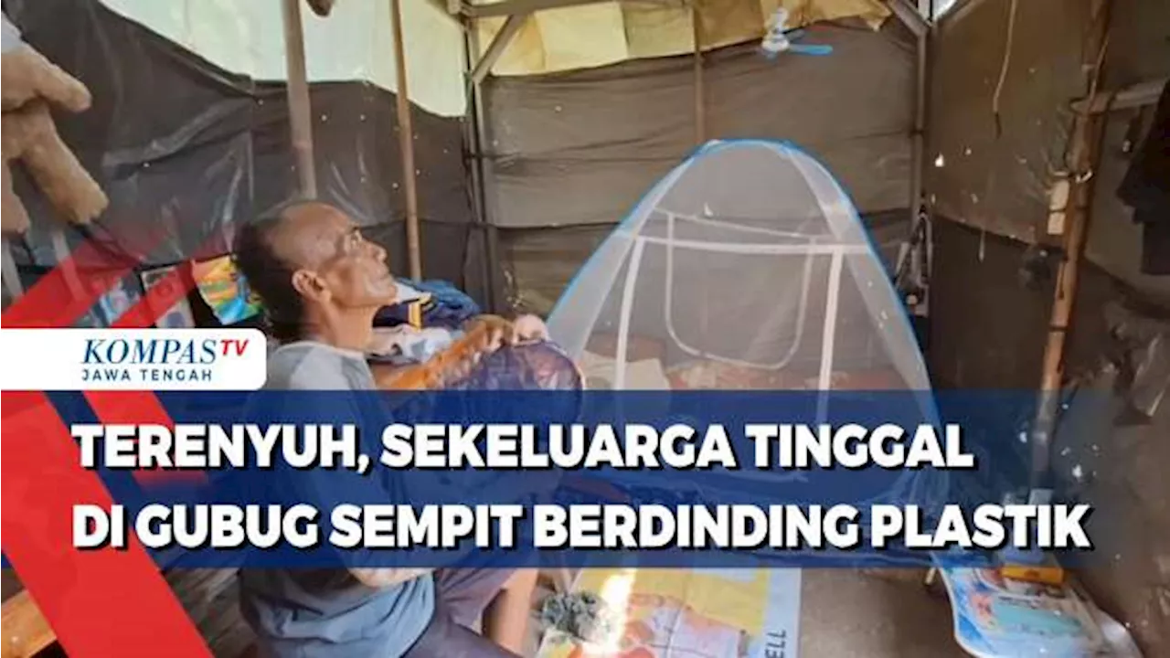 Terenyuh, Sekeluarga Tinggal di Gubug Sempit Berdinding Plastik