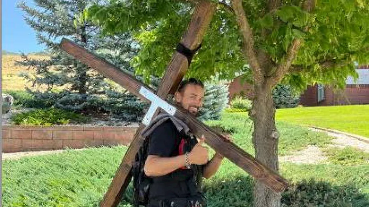 Man spreads 'gospel' while carrying 75-pound cross across the US