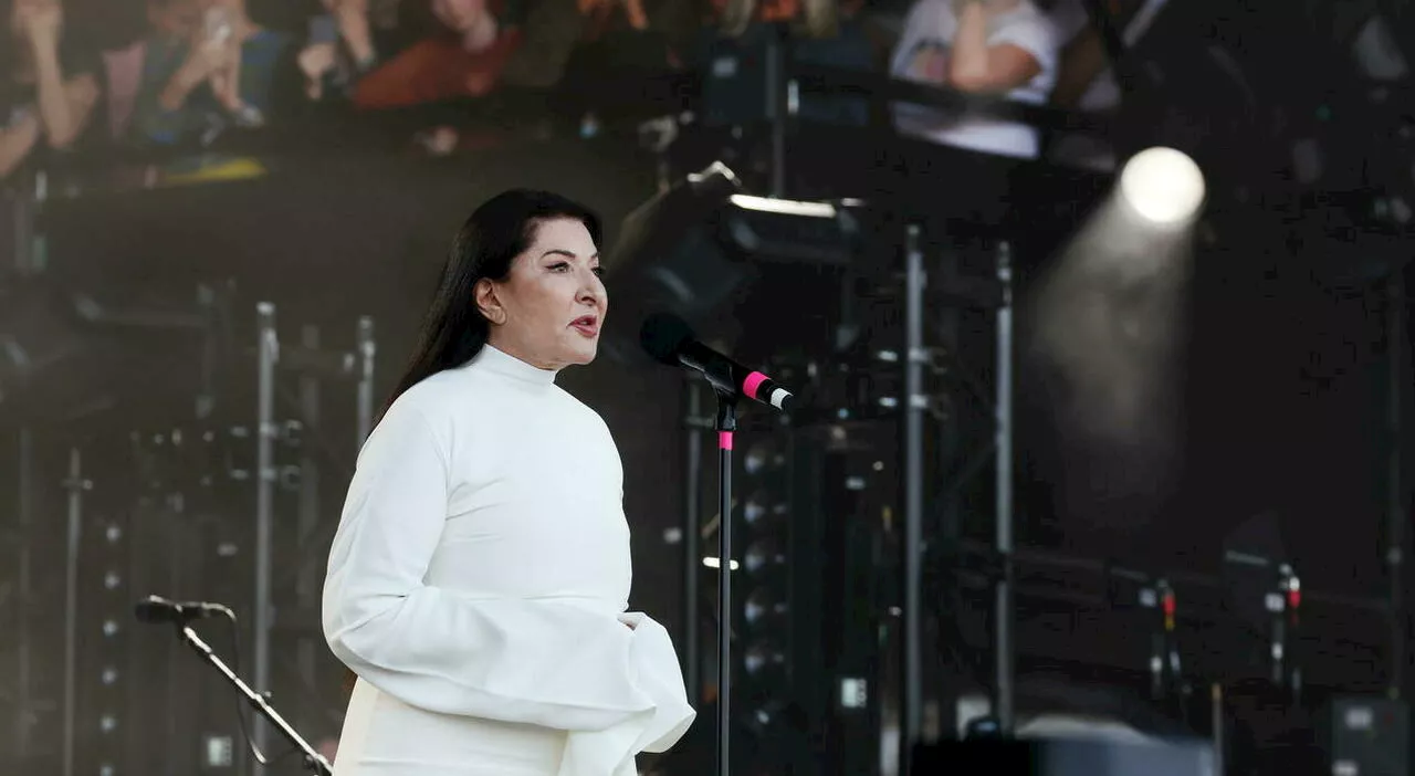 Marina Abramovic, la sua incredibile performance a Glastonbury: oltre 200mila persone raccolte in silenzio. Ec