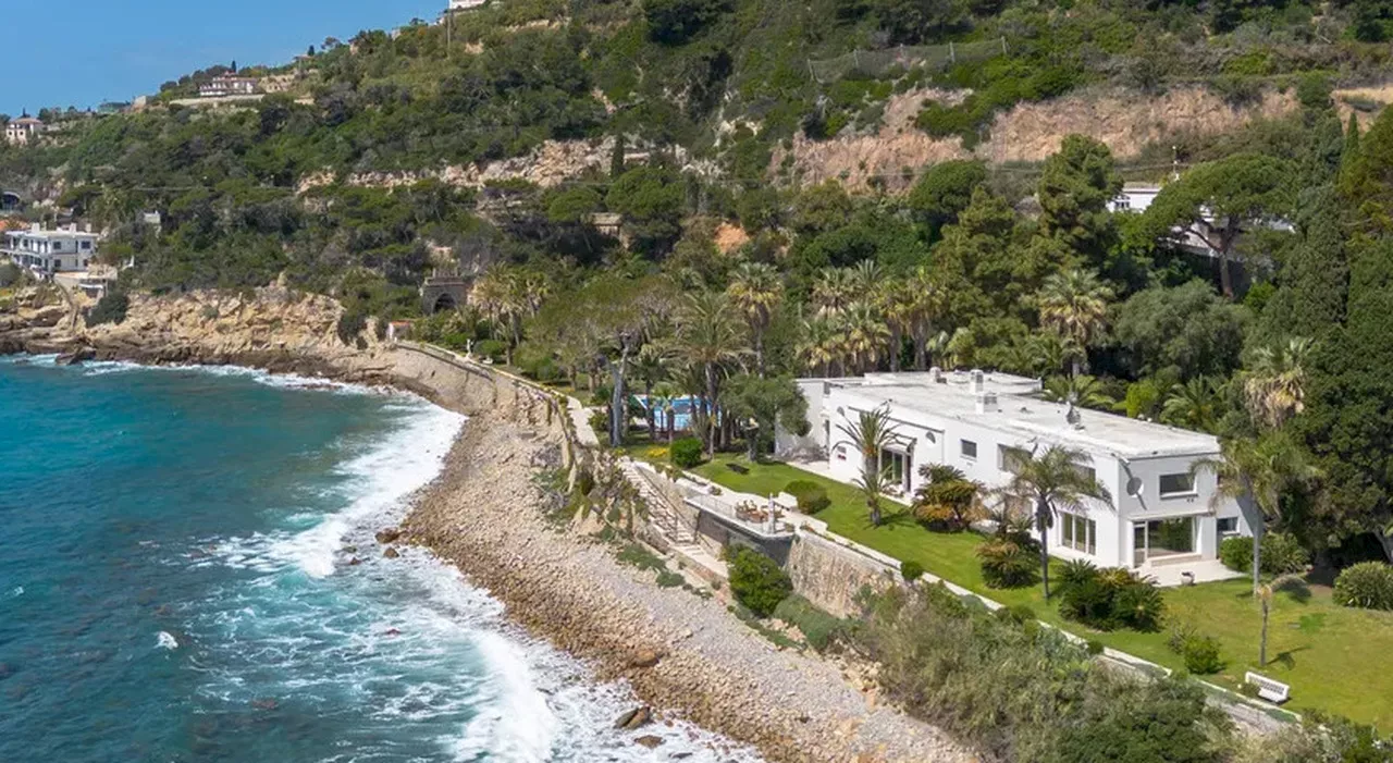 Villa Ego a Bordighera, 10 stanze e 10 bagni affacciata sul mare: in vendita a 50 milioni di euro, ma nel giar