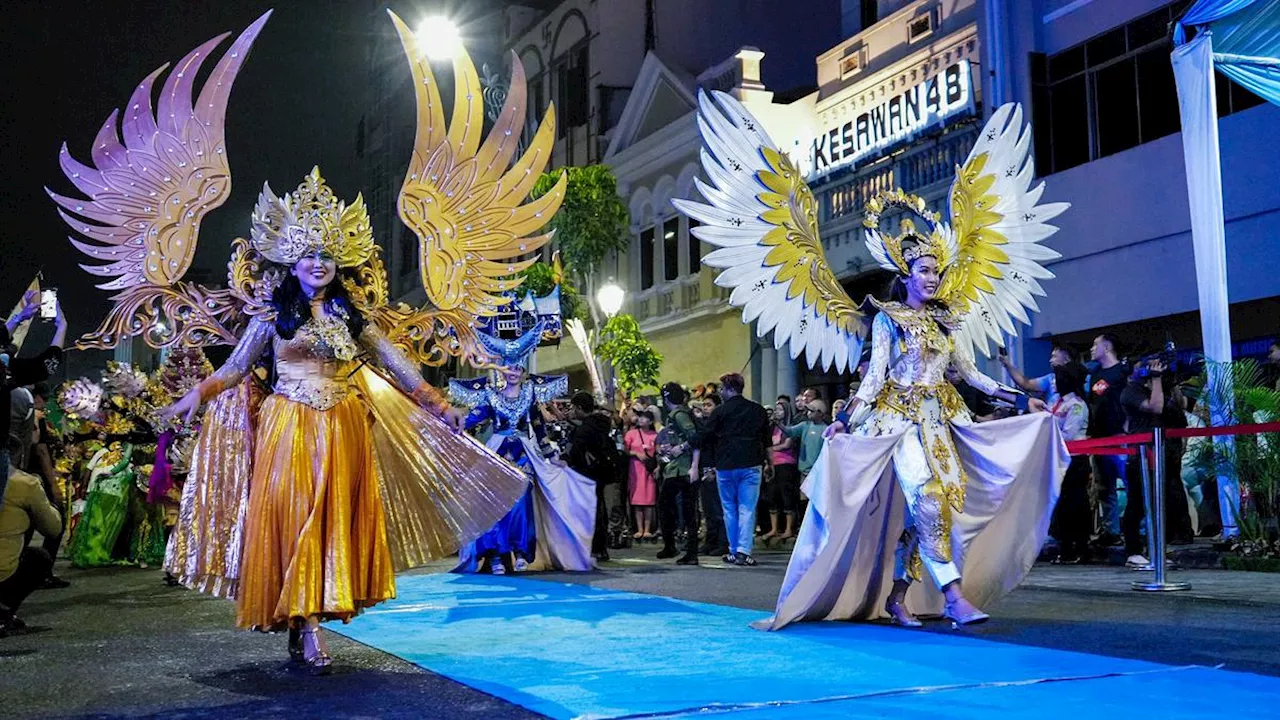 Hujan Rintik Tak Halangi Warga Medan Nikmati Semarak Colorful Medan Carnaval