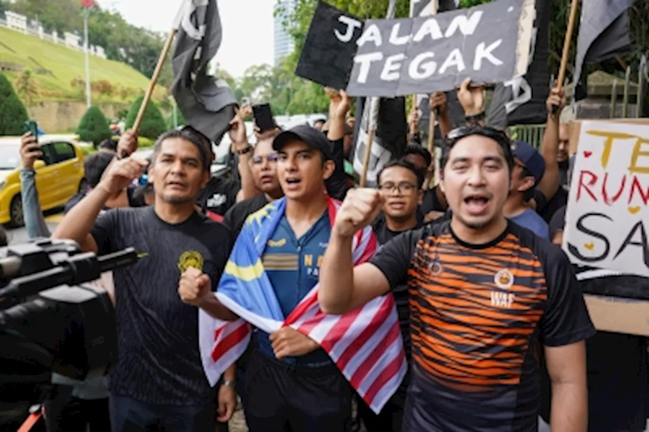 Syed Saddiq completes 200-km ‘Langkah Muar’ run with Perikatan’s Radzi and Wan Fayhsal, raises RM160,000 for constituency