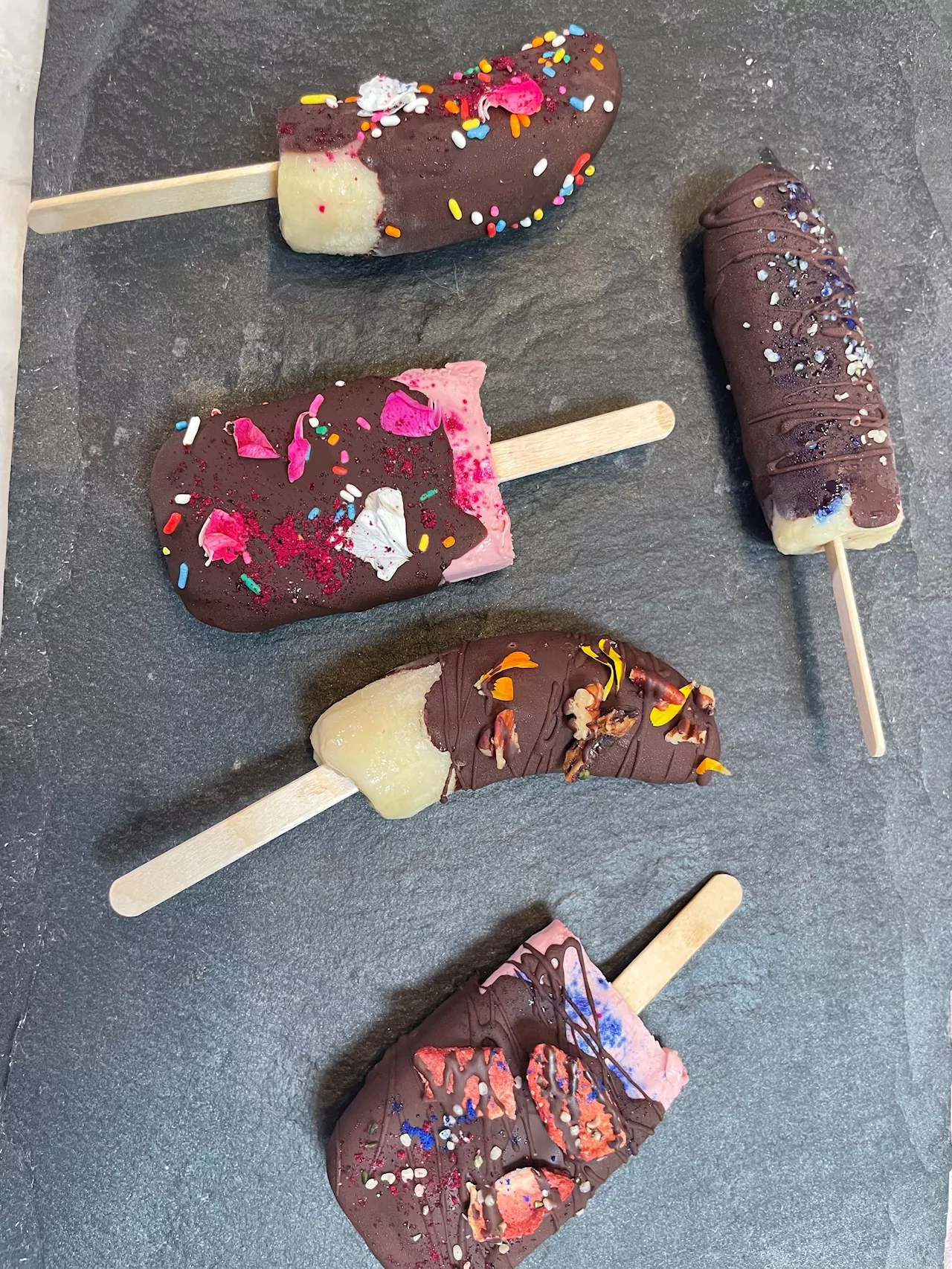 Beat the heat with delicious & healthy DIY magic shell popsicles!