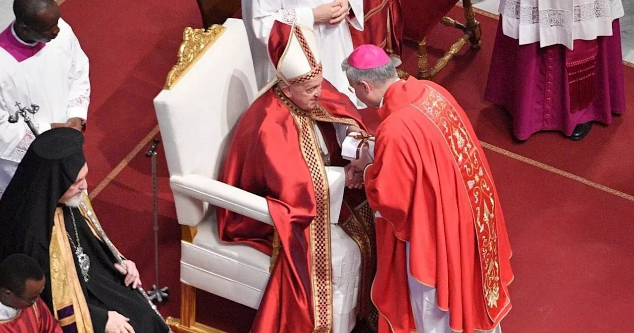 Erzbischof erhält ein vom Papst Franziskus gesegnetes Messgewand