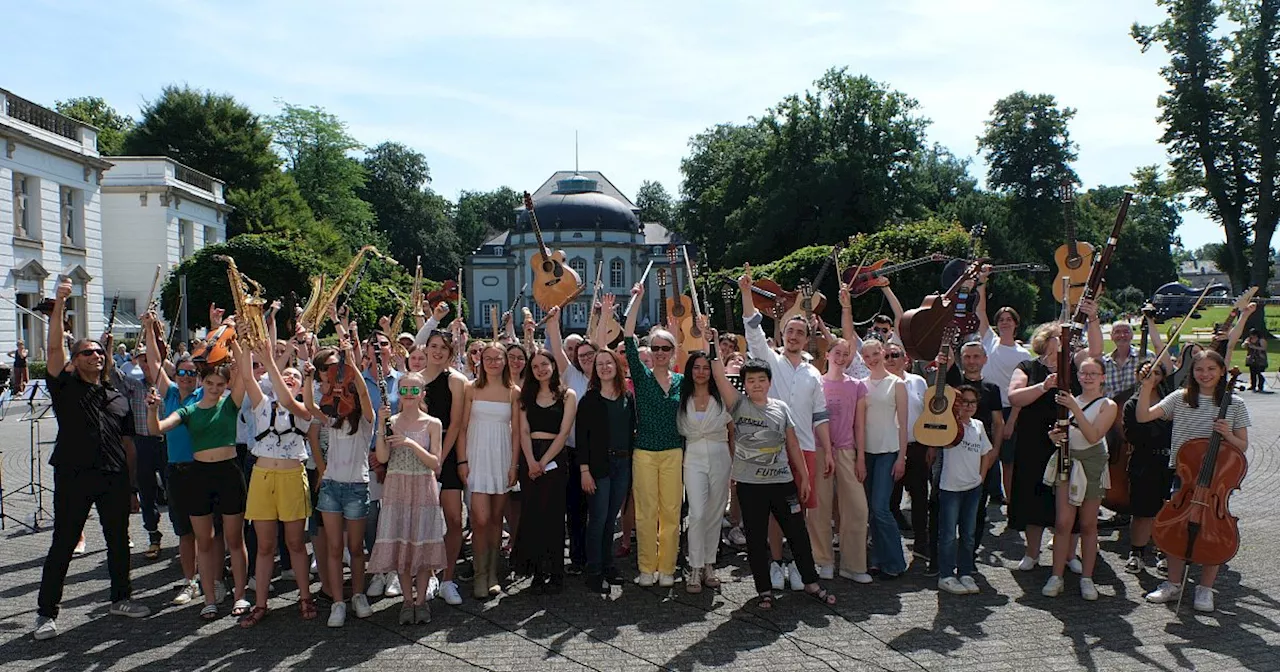 Musikschule Bad Oeynhausen feiert das Leben mit einem Mitmach-Konzert unter blauem Himmel