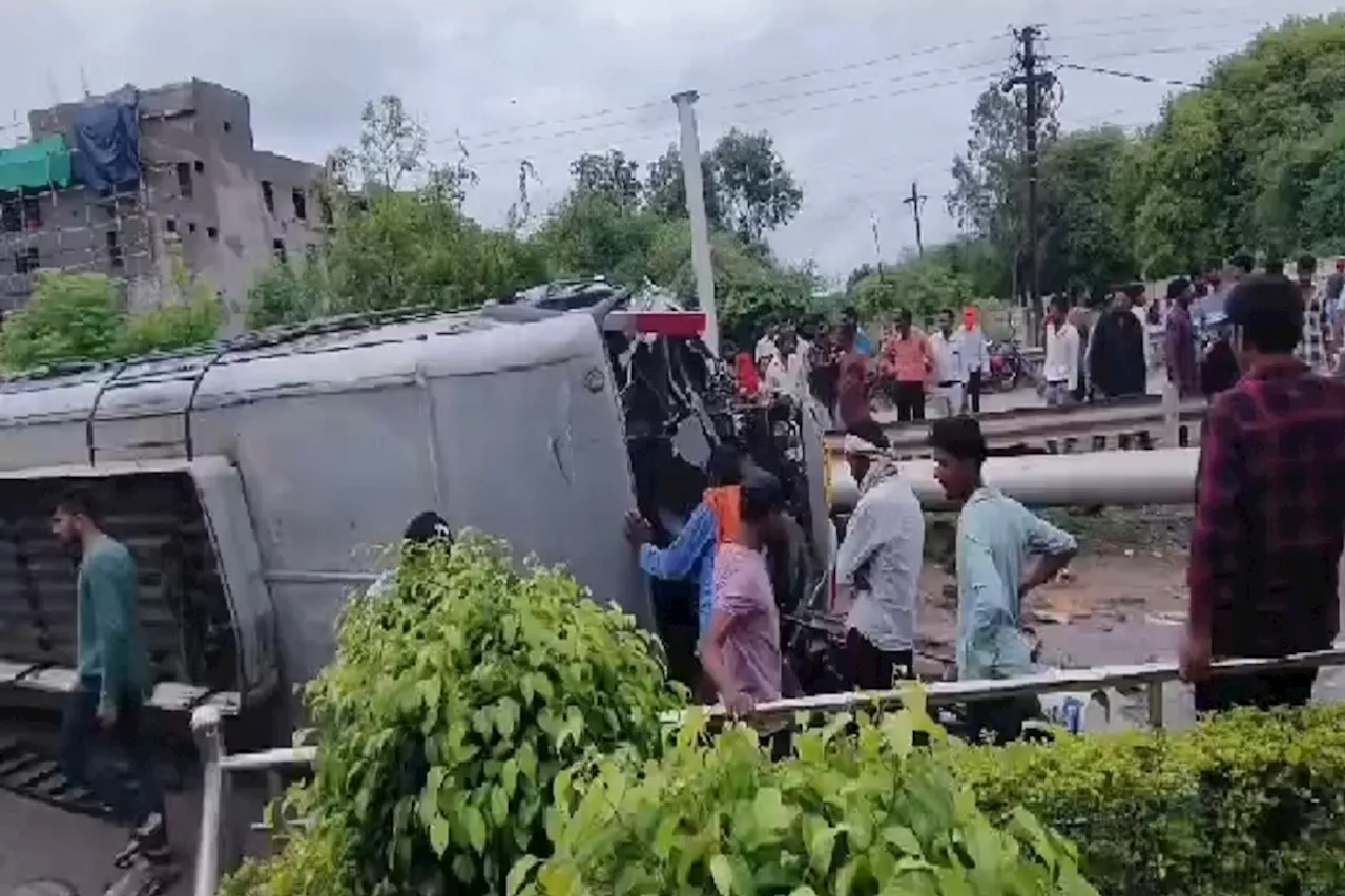 Bilaspur Bus Accident: यात्रियों से भरी बस अनियंत्रित होकर पलटी, हादसे में मासूम की मौत…30 में से कई लोग घायल