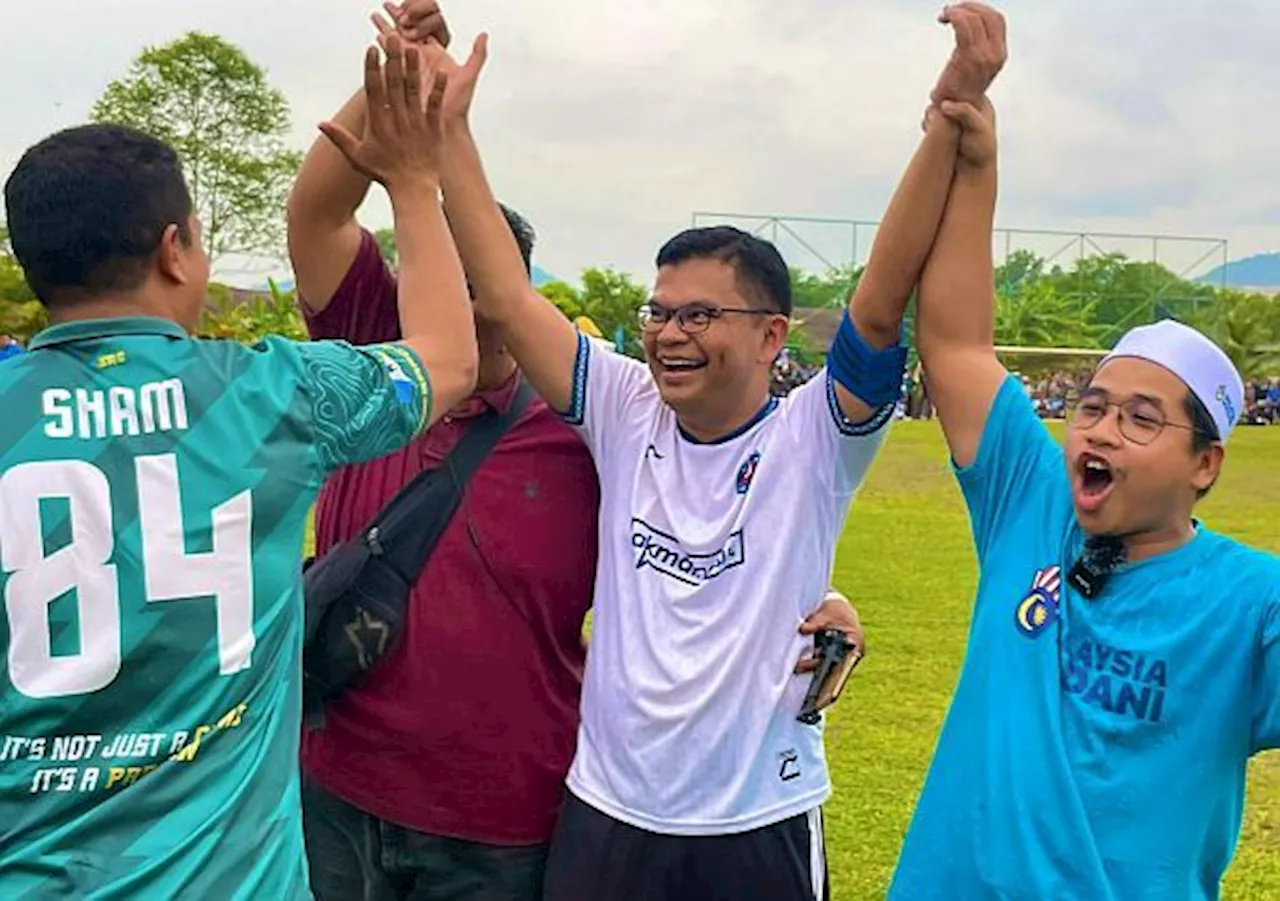 Sg Bakap polls: Pakatan, Perikatan get into friendly football match