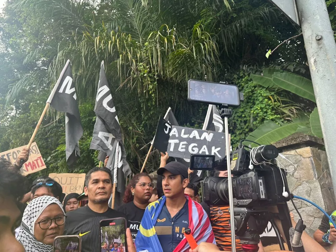 Syed Saddiq completes 200km run, reaches Parliament