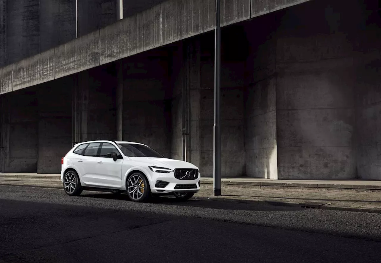 Volvo XC60 and V90 Cross Country earn top honors