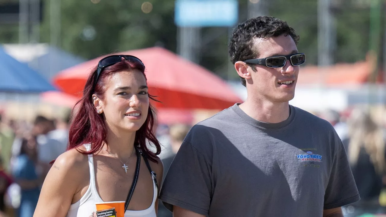 Dua Lipa e Callum Turner sono la coppia più cool del Glastonbury Festival