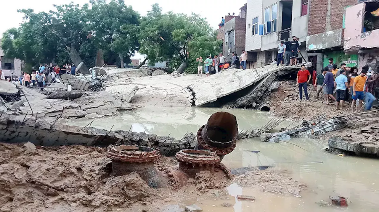 Water Tank Collapse: യുപിയിൽ കൂറ്റൻ ജലസംഭരണി തകർന്ന് അപകടം; 2 മരണം, 13 പേർക്ക് ​പരിക്ക്