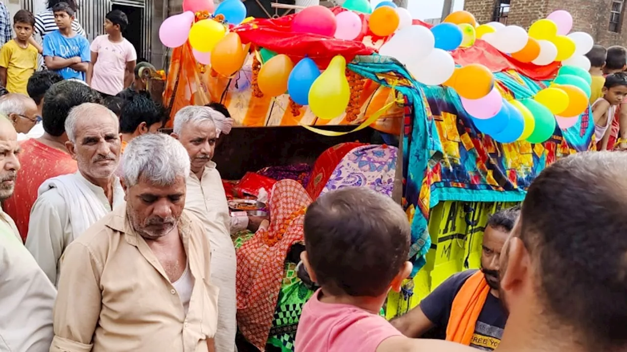 ग्रेटर नोएडा: गाजे-बाजे से साथ निकली गाय की अंतिम यात्रा, अर्थी को गुब्बारों से सजाया