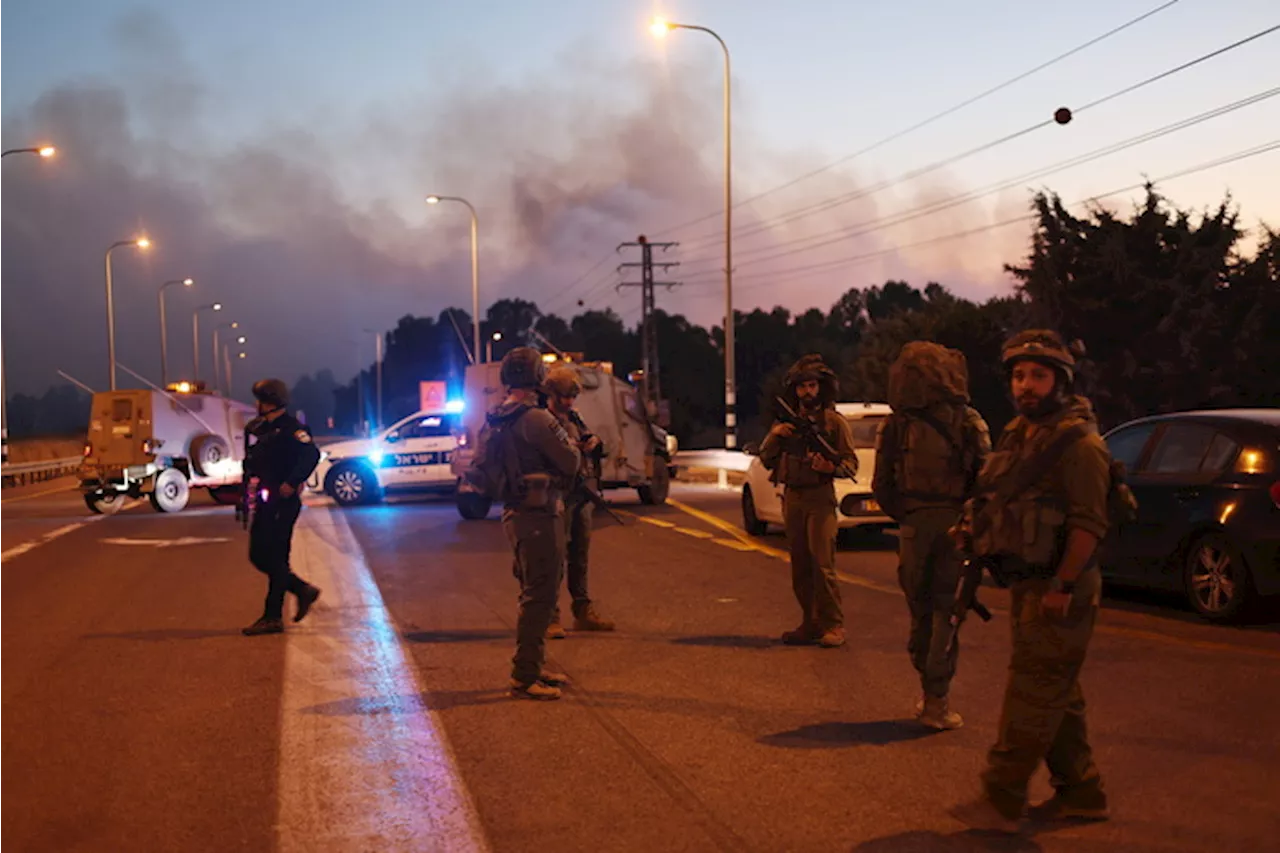 Agenti bloccano una strada per un razzo caduto nel Golan