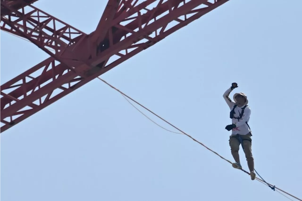 Roose finisce la traversata nello Stretto di Messina, ma cade e non entra nel Guinness