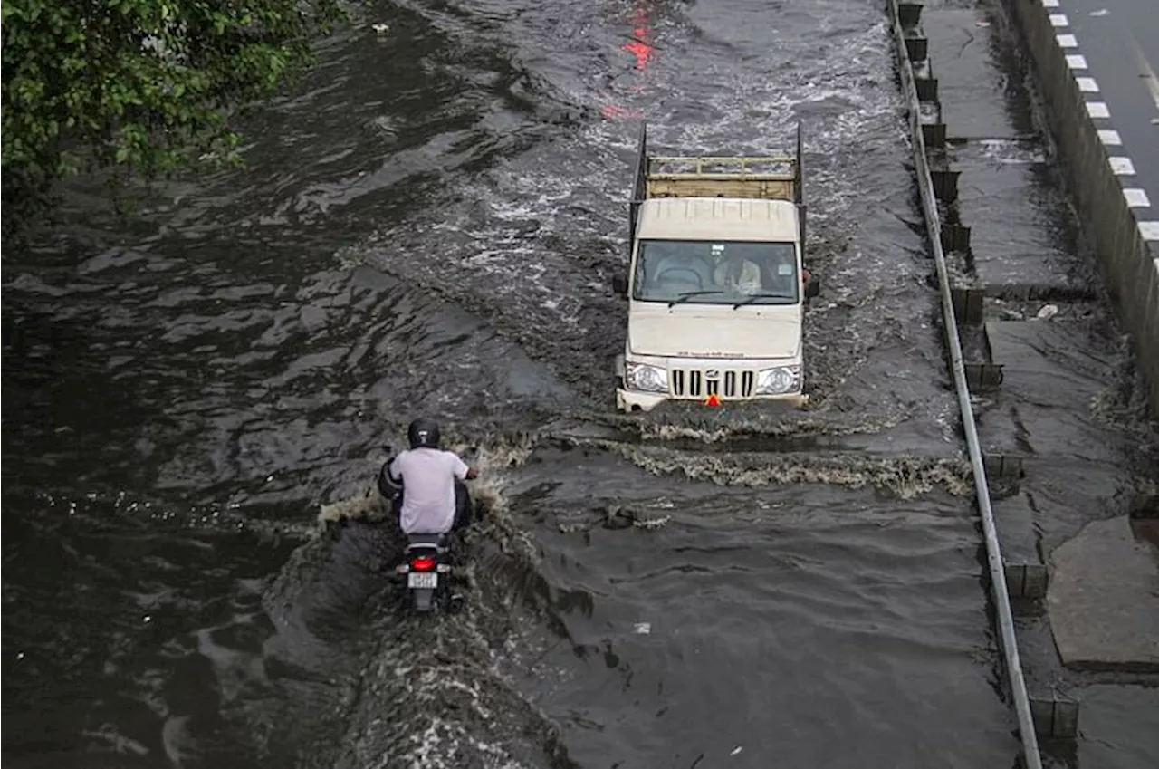 Waterlogging: बारिश के पानी से बर्बाद हो सकती है आपकी गाड़ी, सड़क पर भरा है पानी तो न करें यह काम