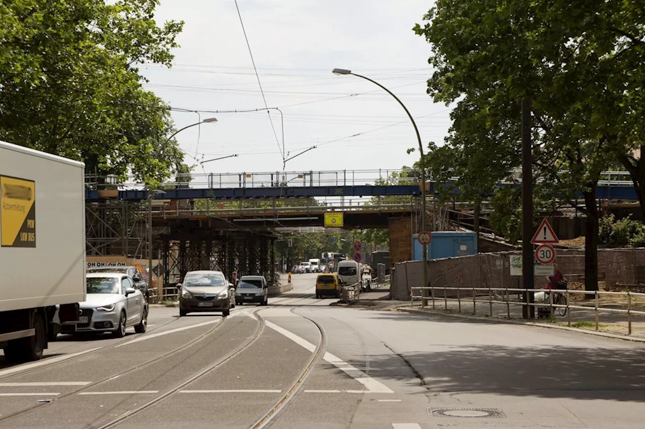 Unfall in Berlin-Karlshorst: Radfahrerin fährt Seniorin um