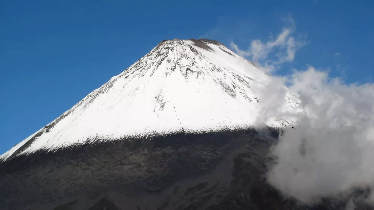 Equateur: un volcan tonne, un nuage de cendres s'abat sur plusieurs localités