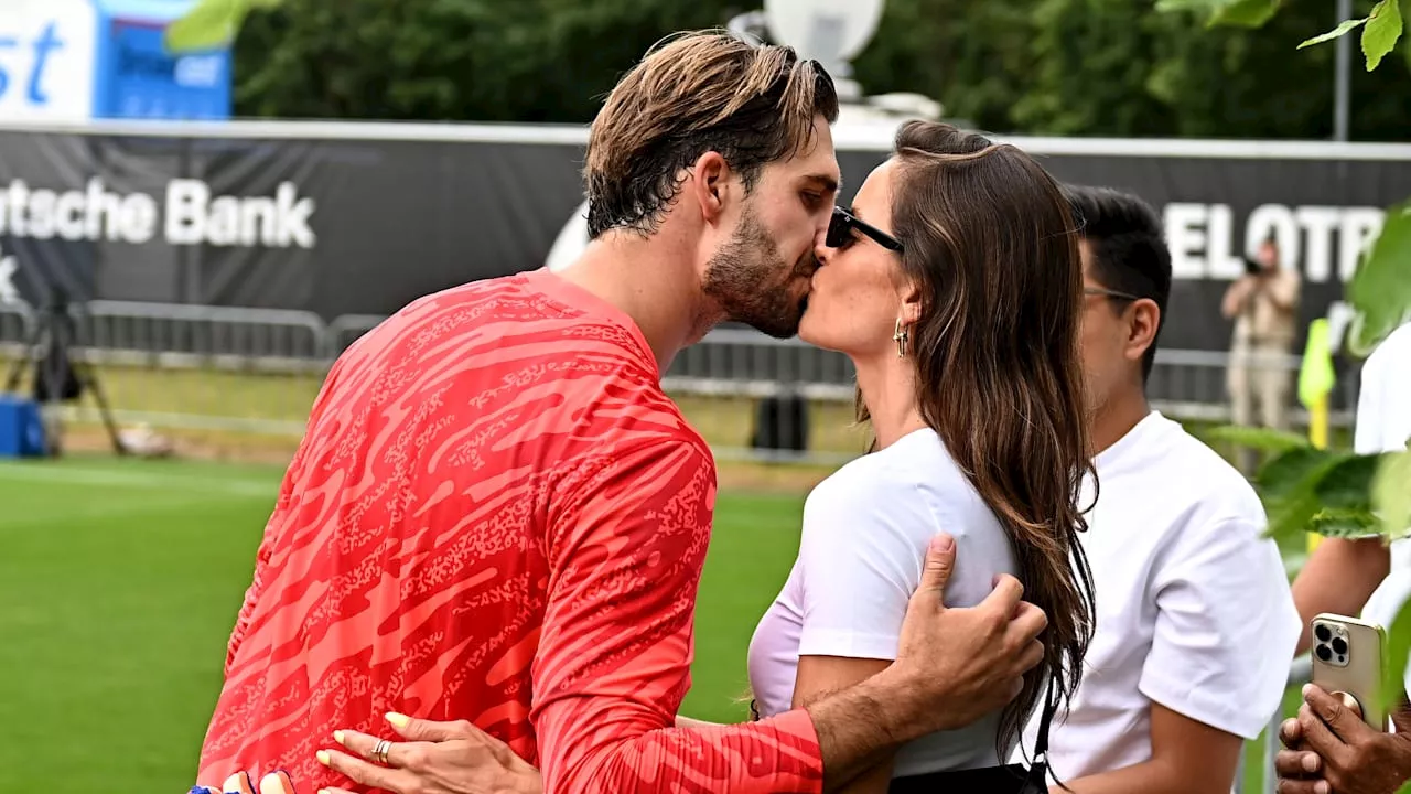 Eintracht Frankfurt: Izabel Goulart knutscht Kevin Trapp in die Saison