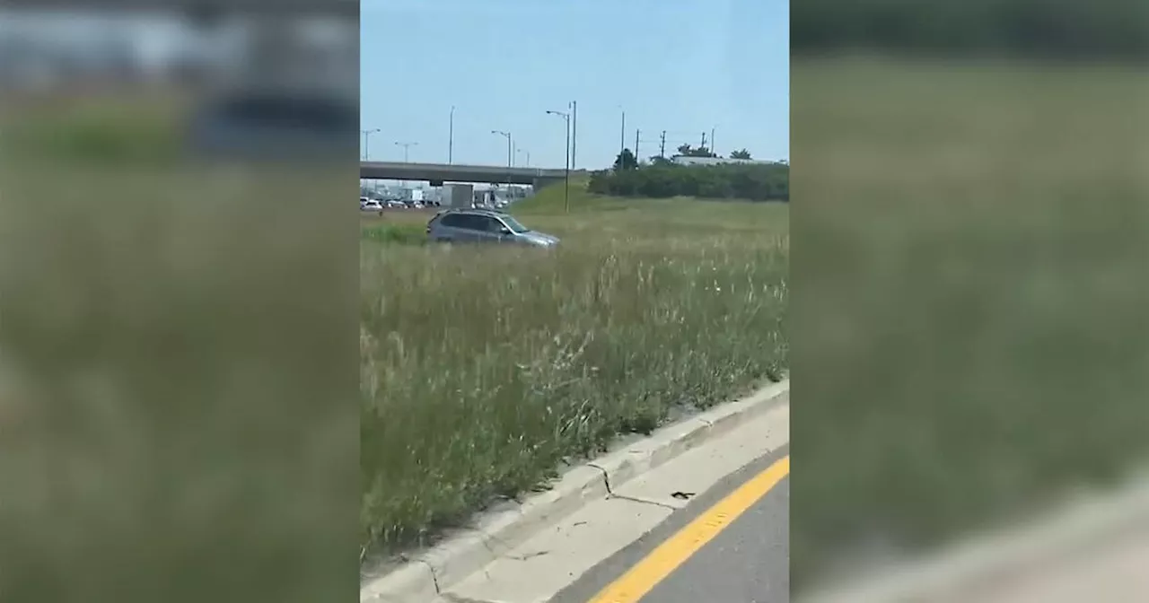 Driver spotted pulling dangerous stunt to escape brutal Highway 401 traffic