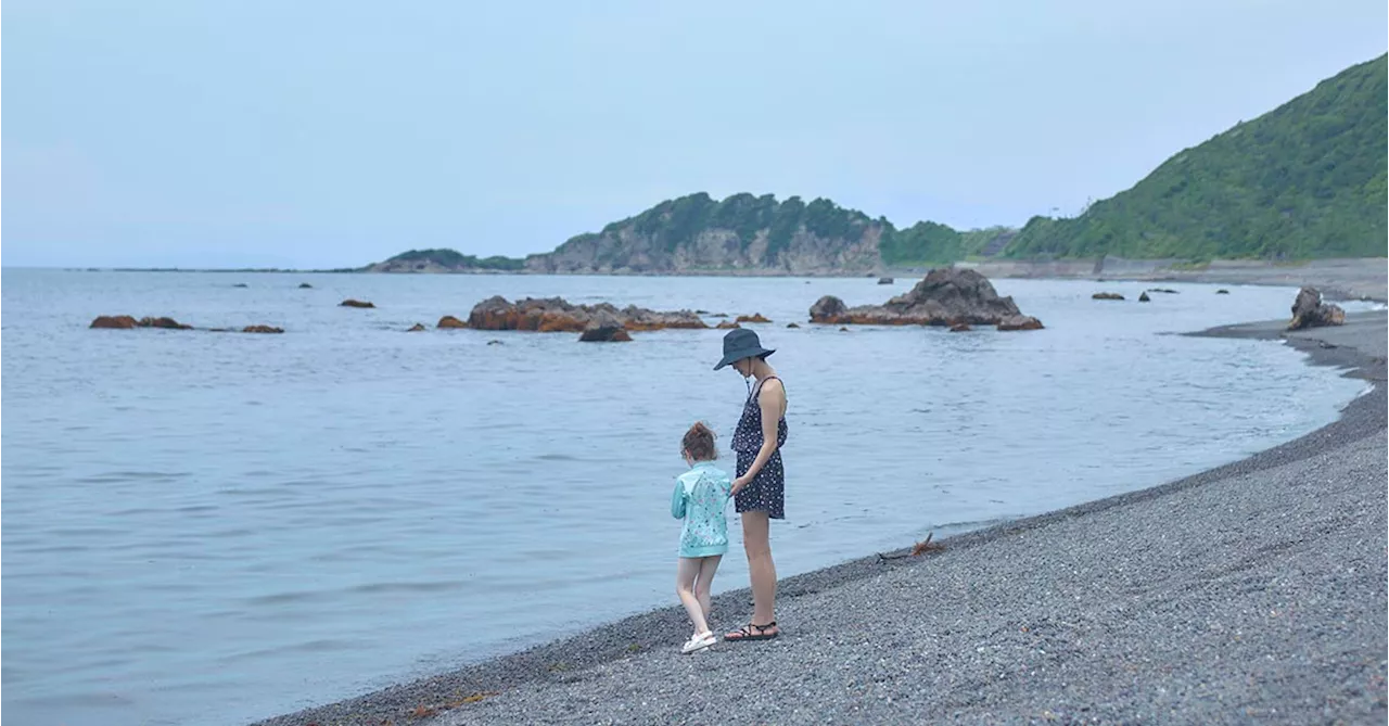 夏の海辺を彩る〈ミナ ペルホネン〉と〈ヘリーハンセン〉のビーチウェア。