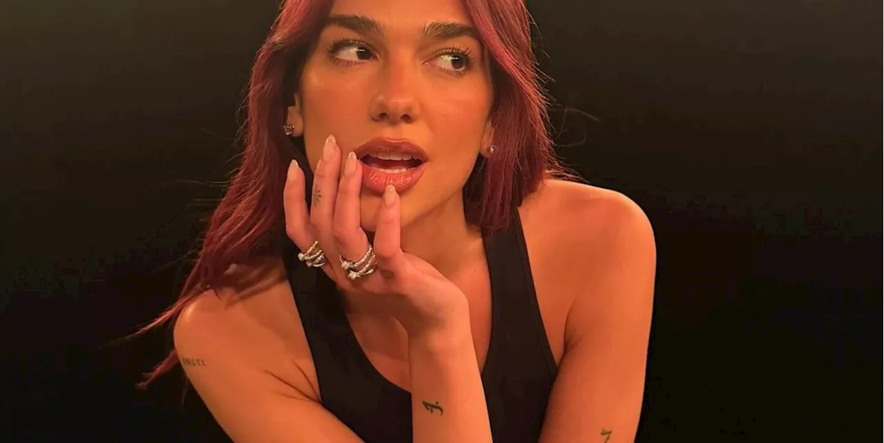 Cascata di luce, il look da concerto secondo Dua Lipa è un mini dress