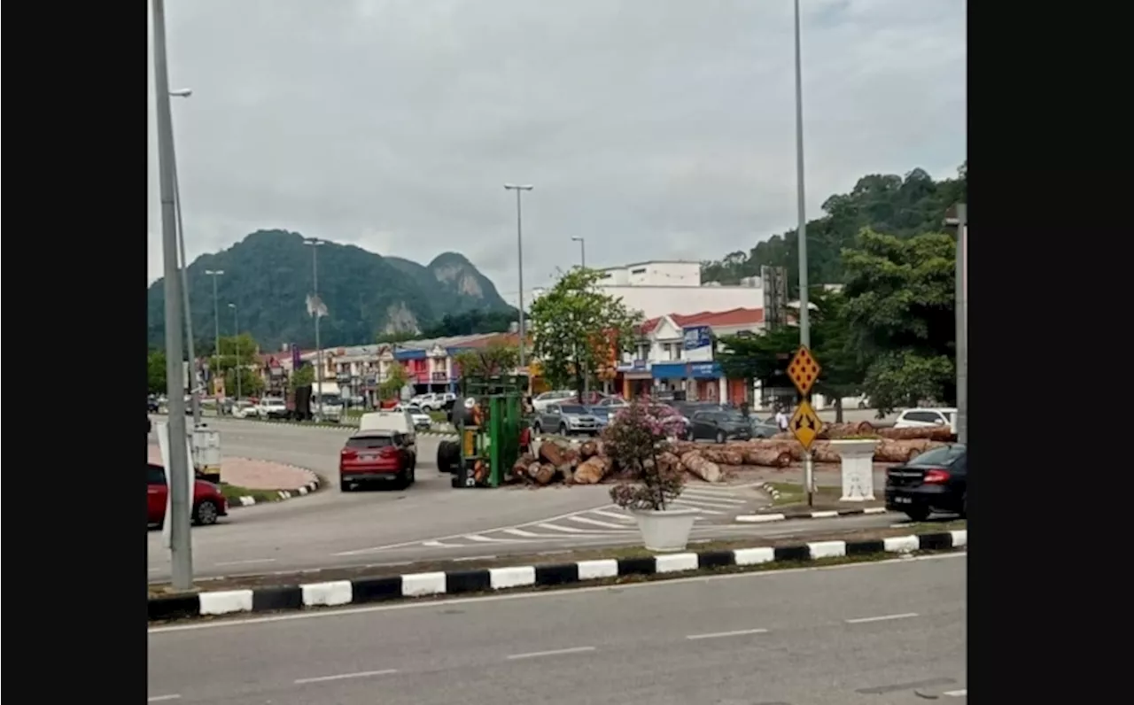 Motorcyclist crushed by logs that fell off lorry in Gua Musang