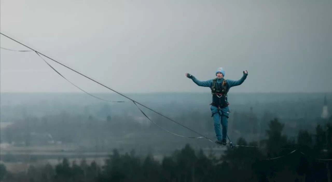 Jaan Roose attraverserà lo stretto di Messina a 200 metri d'altezza ​su una slackline