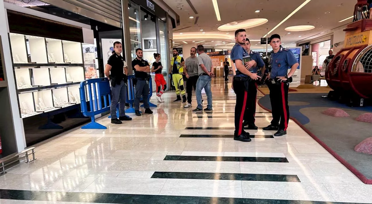 Rapina al centro commerciale Roma Est: bottino da 200mila euro. La sparatoria con una guardia giurata