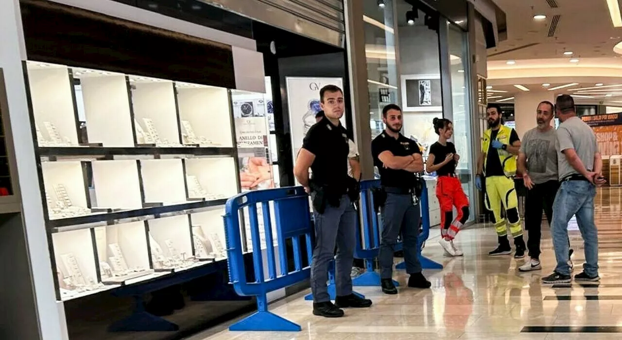 Rapina al centro commerciale Roma Est, la cliente della gioielleria: «Era italiano, mi ha detto: se stai buona