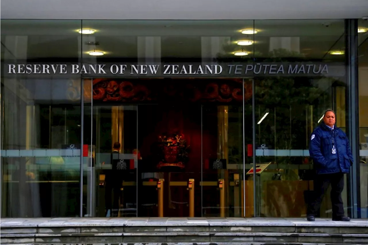 RBNZ keeps interest rates on hold as expected, sees progress in inflation