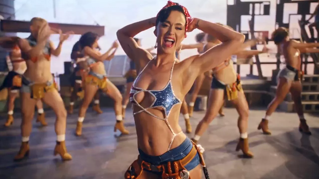 Katy Perry torna sensuale e patriottica: il videoclip di 'Woman's World' accende l'estate