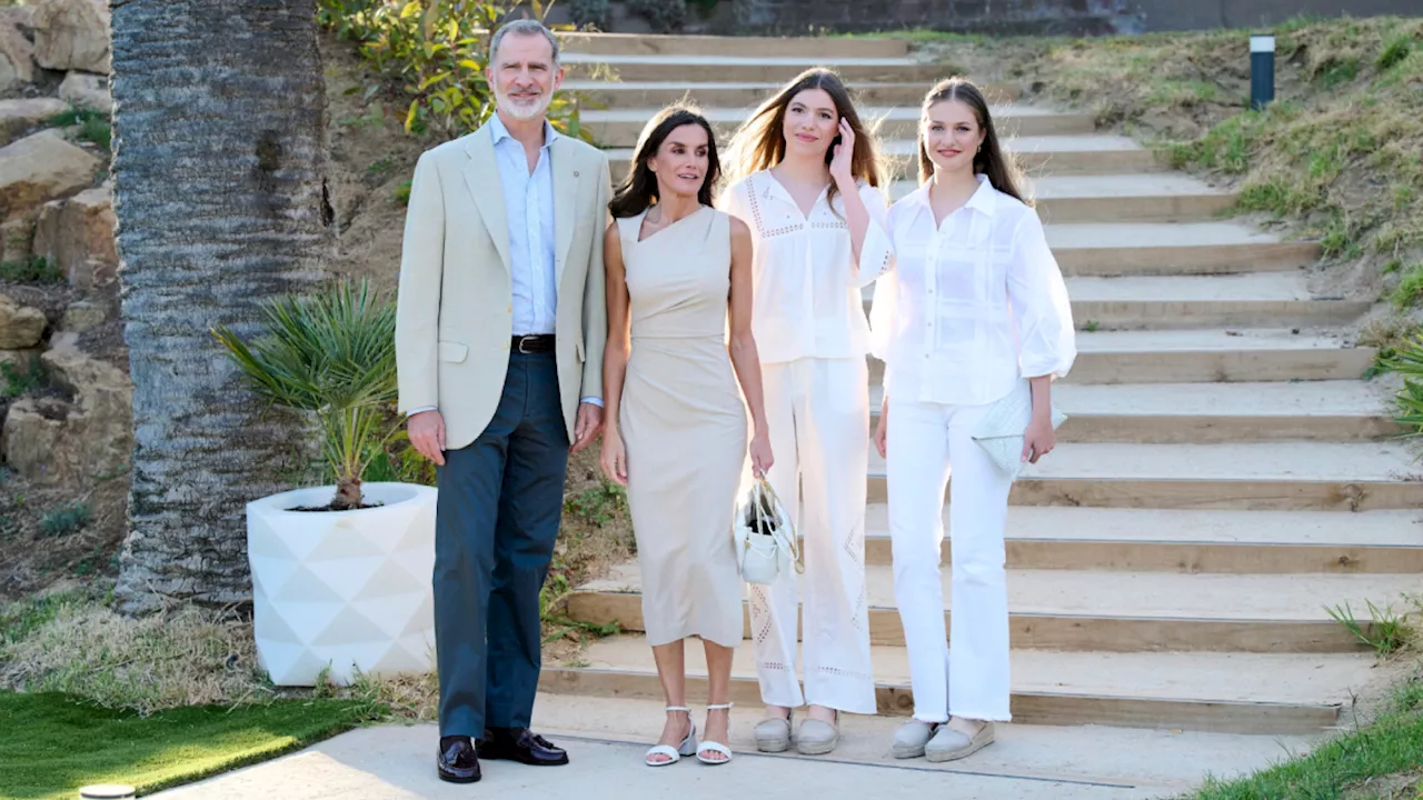 Letizia di Spagna torna sui tacchi, Leonor e Sofia brillano in coordinato bianco