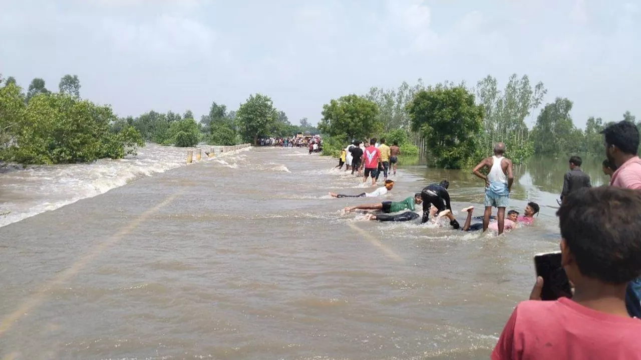 Badaun News: रामगंगा के बाढ़ के पानी में बह गए मोपेड सवार, एक KM दूर मिली एक की लाश, दूसरे ने कूदकर बचाई जान