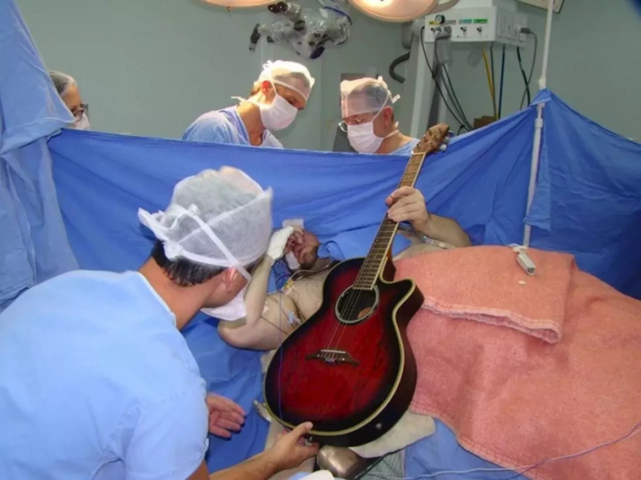 Morre em Santa Catarina neurocirurgião referência internacional que operou paciente cantando e tocando violão