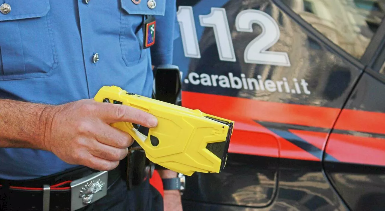 Colpito col taser dai carabinieri, uomo accusa un malore e muore per arresto cardiocircolatorio