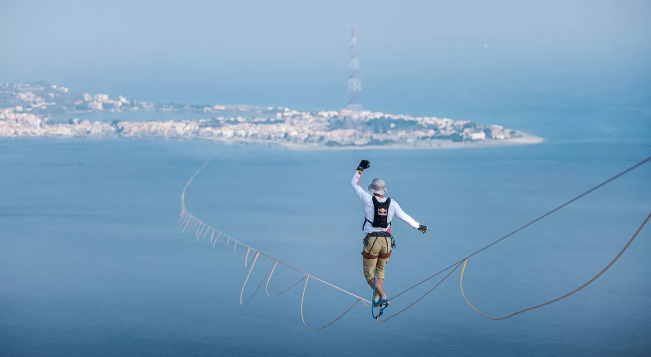 Jaan Roose attraversa lo Stretto di Messina su una fune, scivola e perde il record a 80 metri dalla fine: «Non