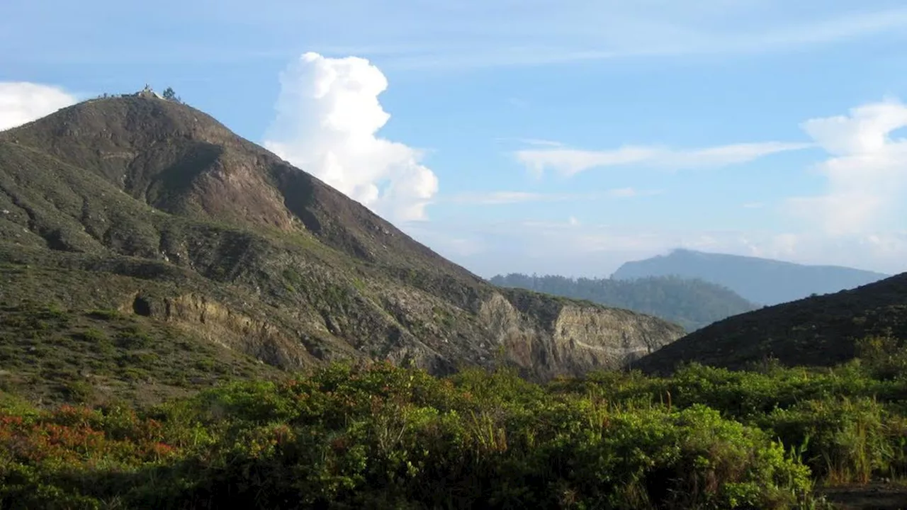 6 Fakta Menarik Gunung Keli Lepembusu di Flores NTT yang Bersebelahan dengan Gunung Kelimutu