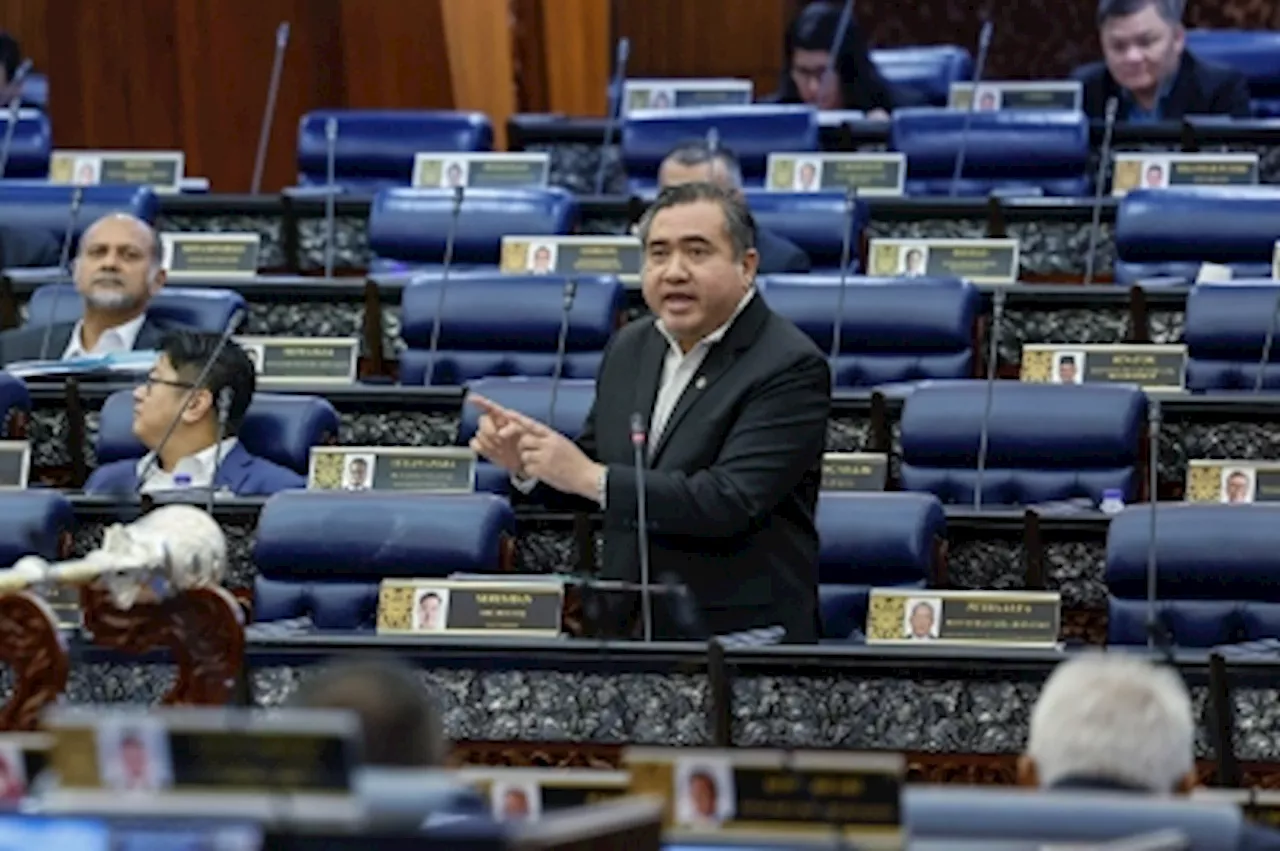 Report: Anthony Loke causes stir in Dewan Rakyat after experiencing breathing difficulty