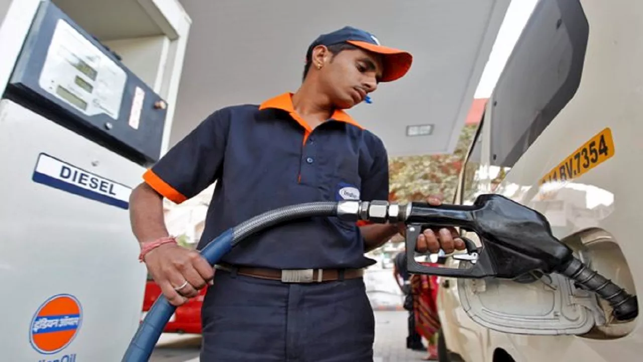 Petrol Diesel Price: इन शहरों में सस्ता हुआ पेट्रोल-डीजल, चारों महानगरों में तेल के दाम स्थिर